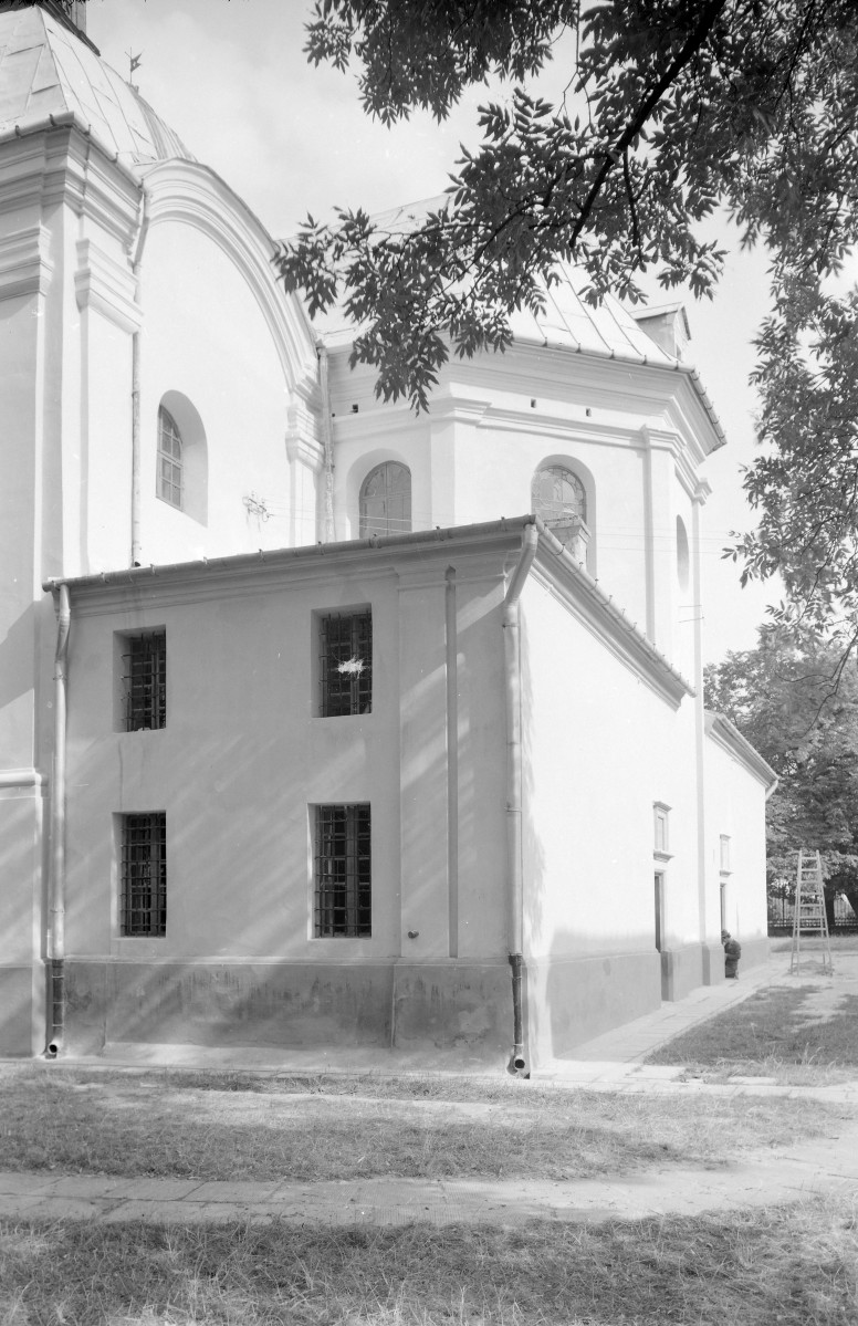 Kościół Wniebowzięcia NMP -  narożnik elewacji prezbiterium oraz zakrysti, skan 1