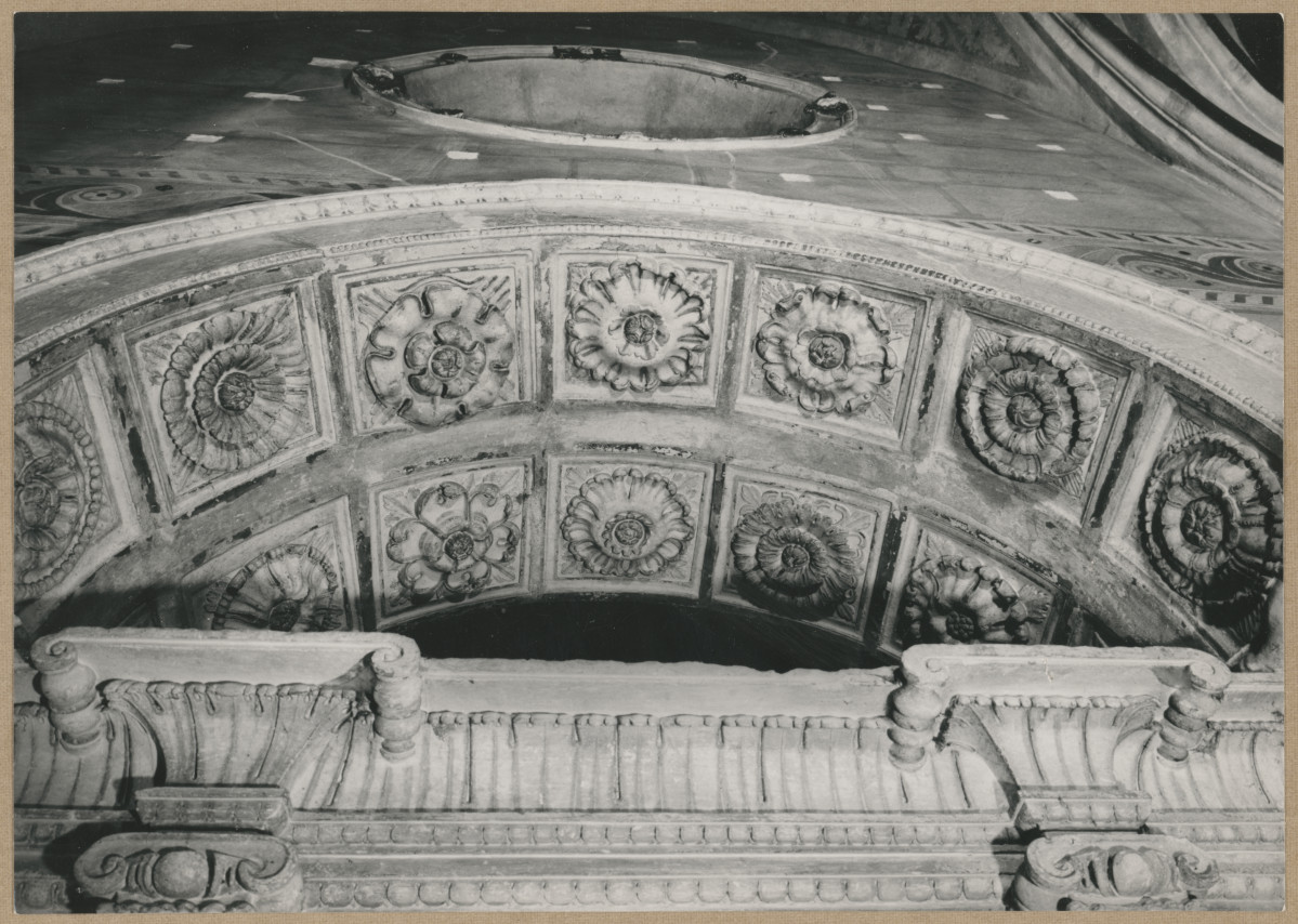 Kaplica Firlejów - portal - widok na dekorację archiwolty, skan 1