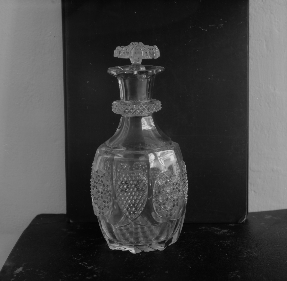 klasztor ss. Mniszek Benedyktynek - zbiory - karafka kryształowa /szkło czeskie/ z XIX wieku, skan 1