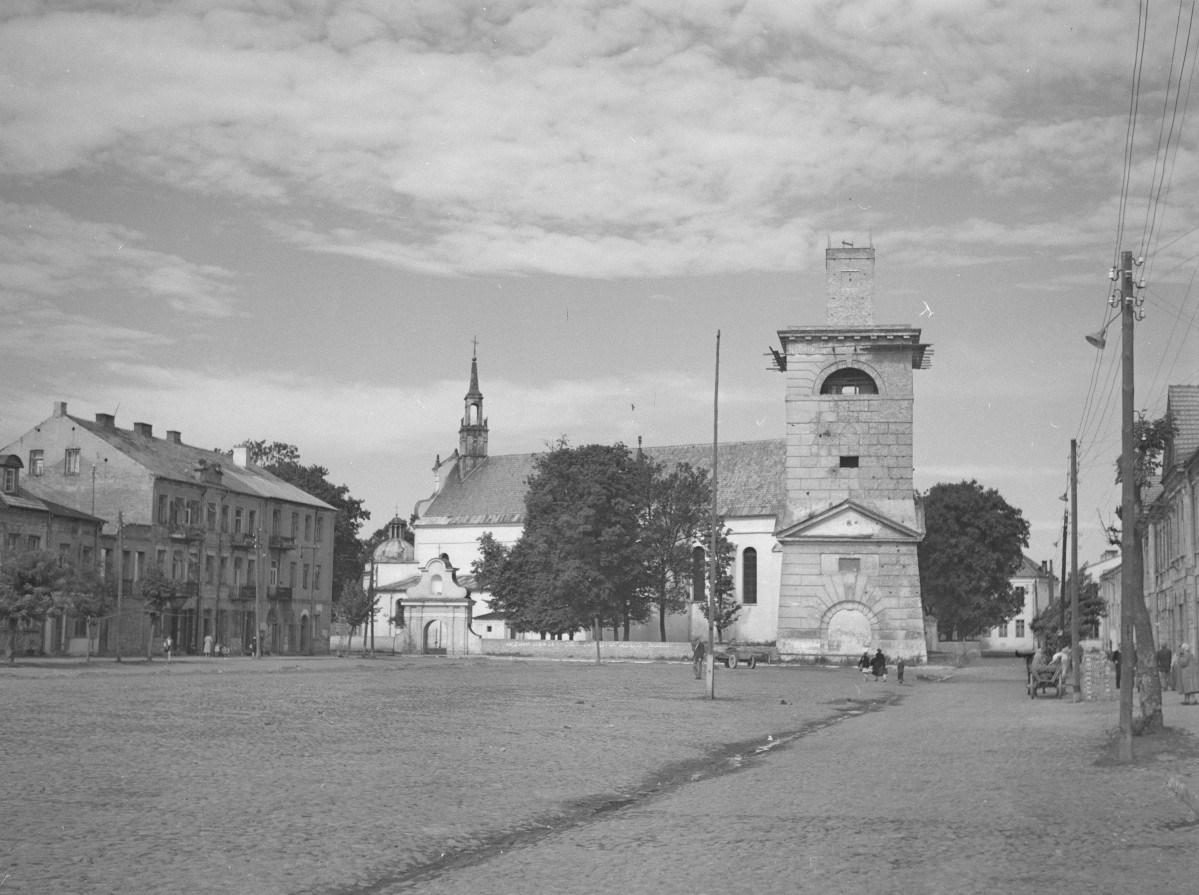 kościół - kolegiata pw. Zwiastowania NMP, elewacja płd. i dzwonnica, skan 1