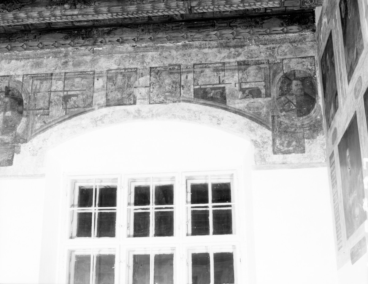 pałac Biskupów Krakowskich - Izba Stołowa Górna /sala portretowa/ /I p./ - fragment ściany zachodniej - stan przed konserwacją, skan 1