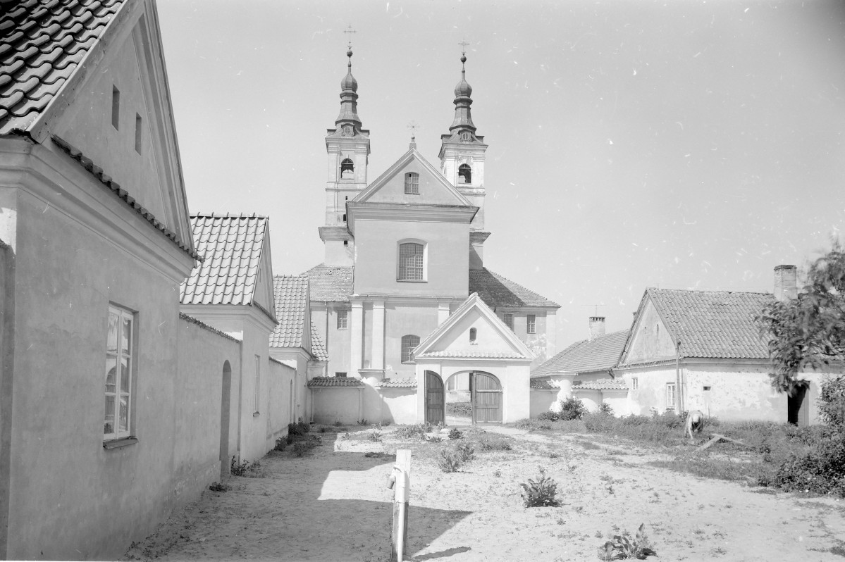 Kościół Niepokalanego Poczęcia Najświętszej Maryi Panny i zespół klasztorny - widok na prezbiterium i eremy, skan 1