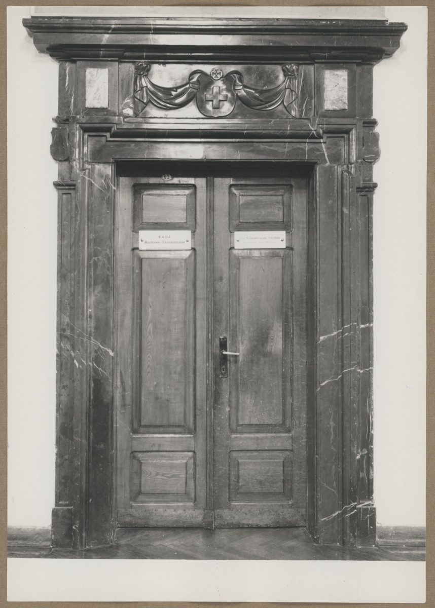 Pałac biskupów - wnętrze, d. sala jadalna, portal do pokoi biskupich, skan 1