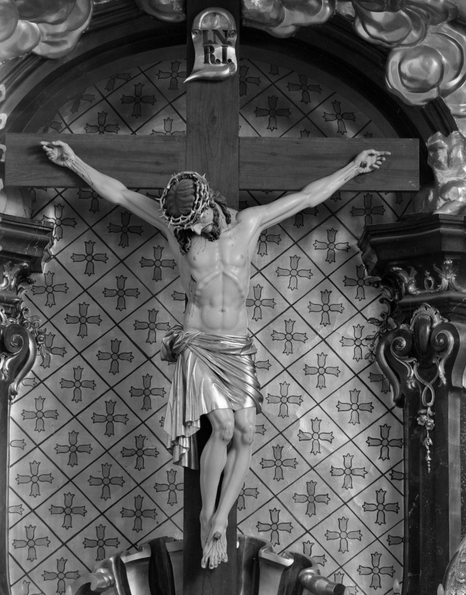 sanktuarium św. Jadwigi Śląskiej - kościół: ołtarz w transepcie, krucyfiks , skan 1