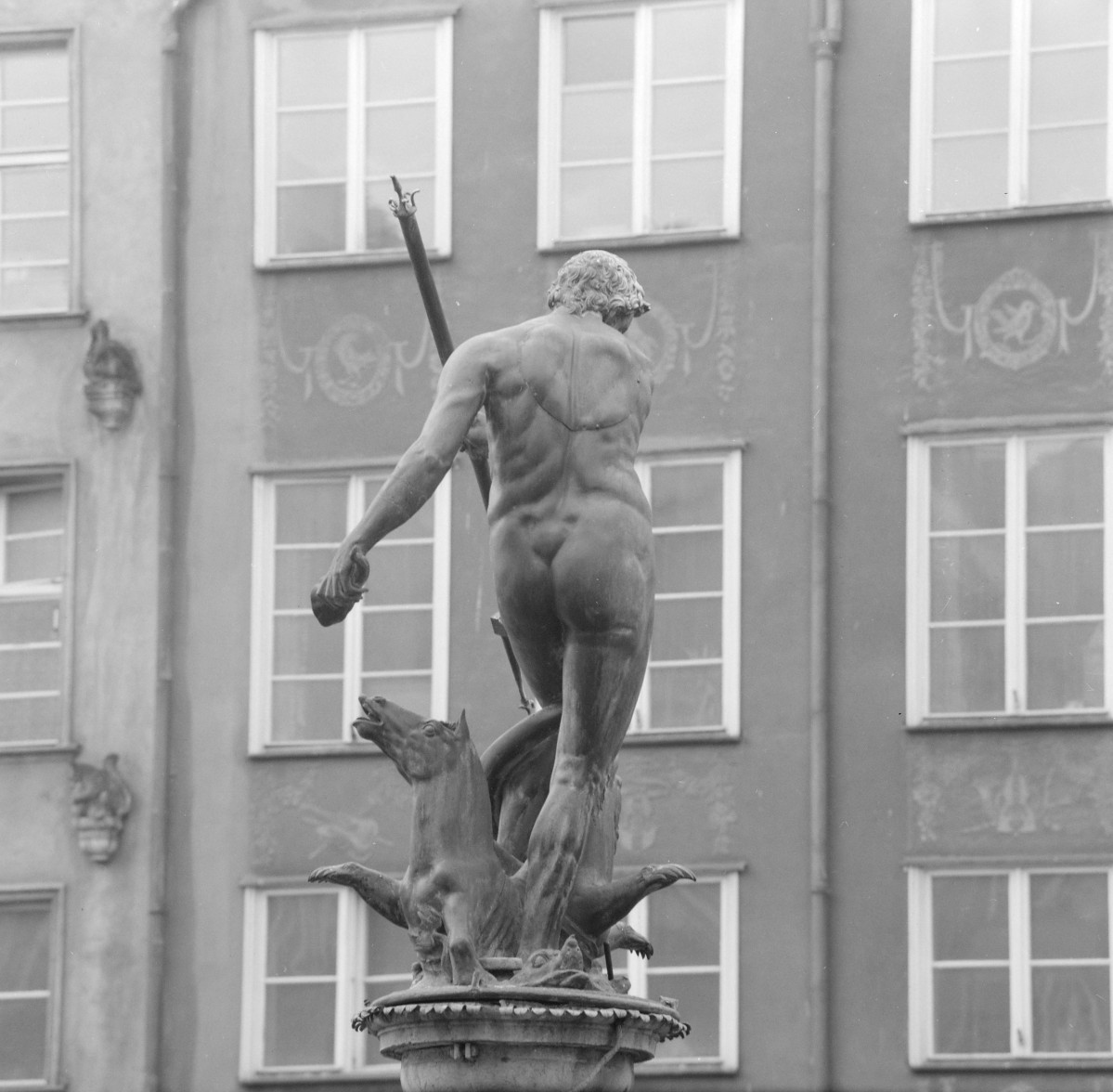 fontanna Neptuna - Neptun widok od tyłu, skan 1