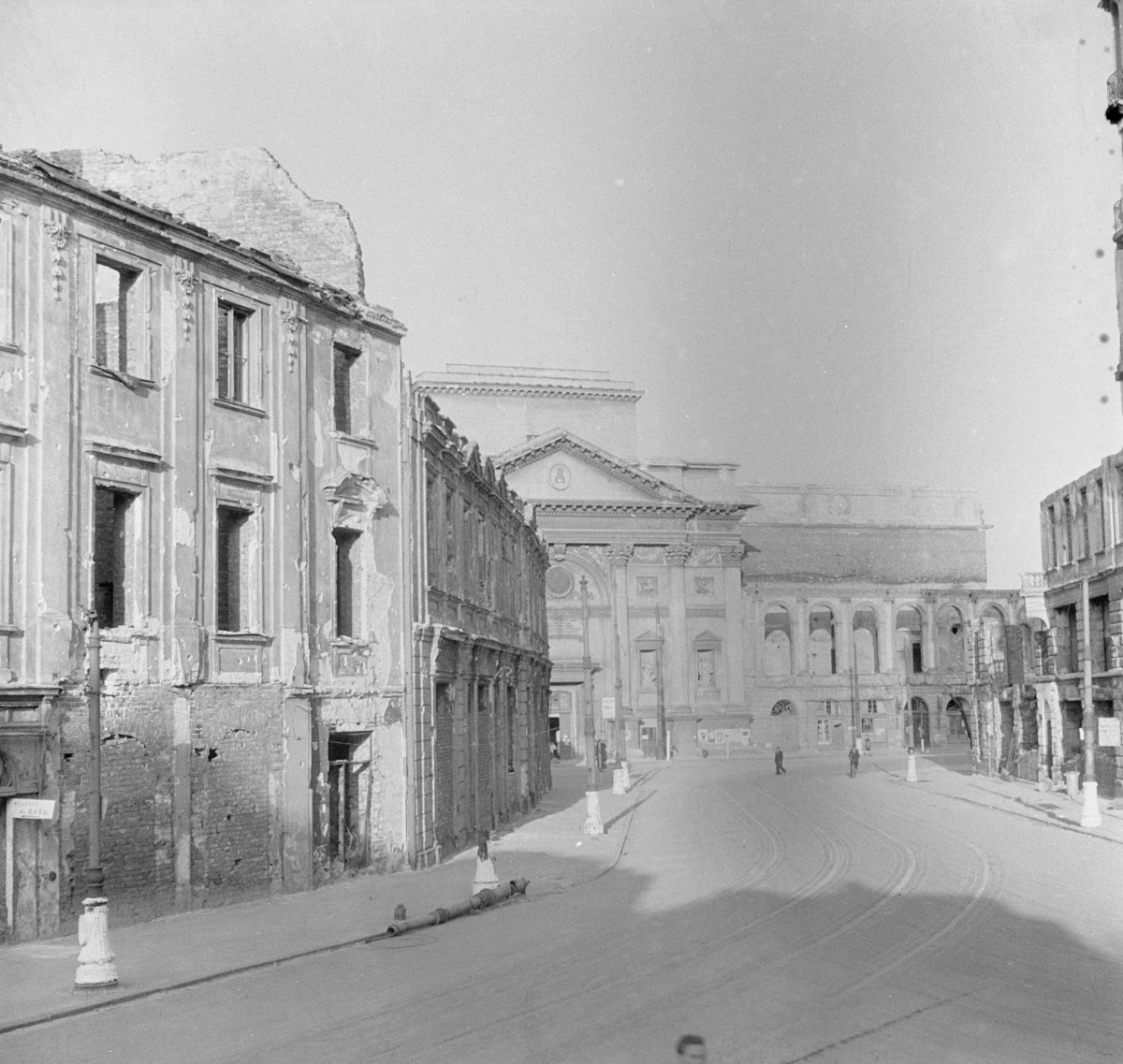 Zabudowa miejska. Widok ul. Miodowej do Krakowskiego Przedmieścia. Widoczna fasada kościoła św. Anny., skan 1