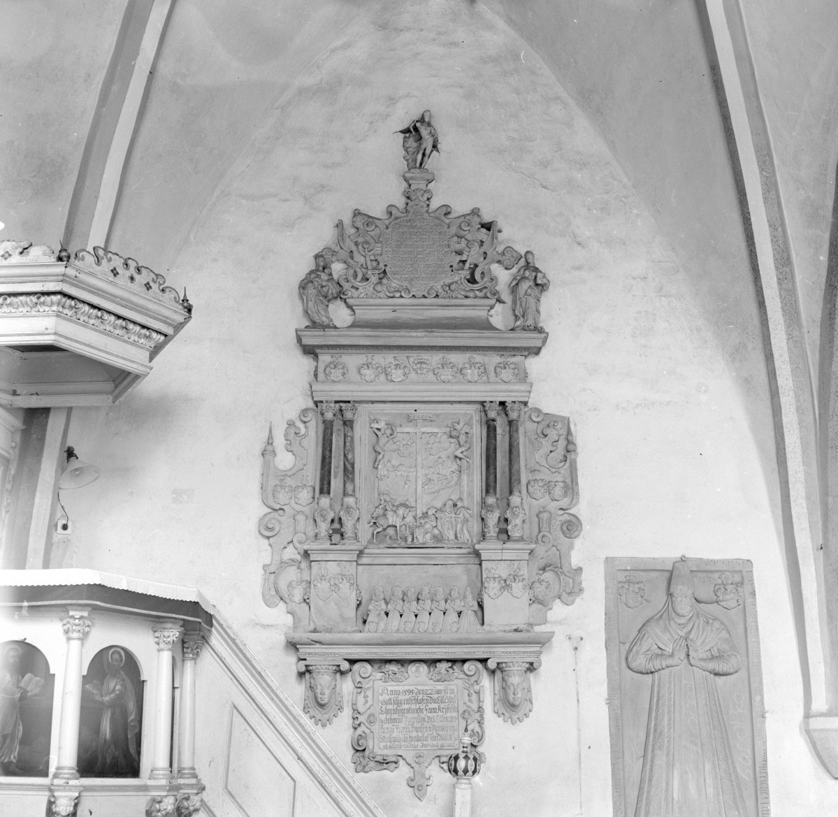 kościół Najświętszego Serca Jezusa - wnętrze, epitafium Hansa i Krisolidy von Panwitz, fragment ambony, skan 1