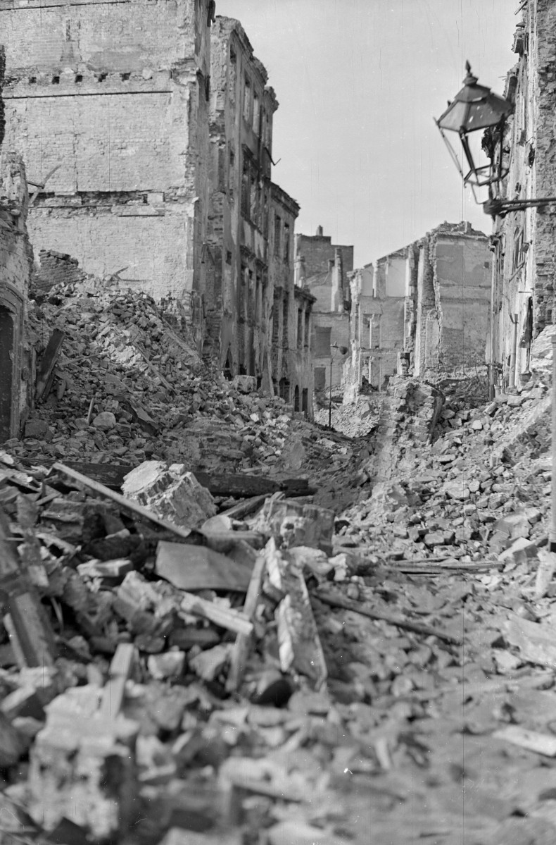 Widok na zrujnowanej zabudowy w kierunku Rynku., skan 1