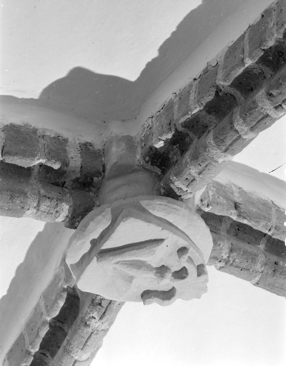 Opactwo Cystersów - wnętrze: kapitularz. Zwornik sklepienia., skan 1