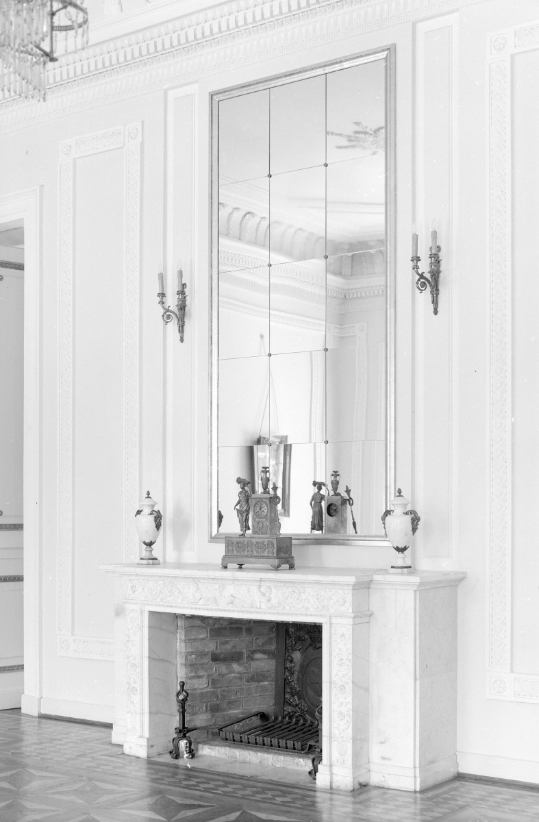 Pałac - wnętrze: Sala Kominkowa zwana pierwotnie Pokojem Towarzyskim. Ściany z białego marmuru. Kominek i lustro., skan 1