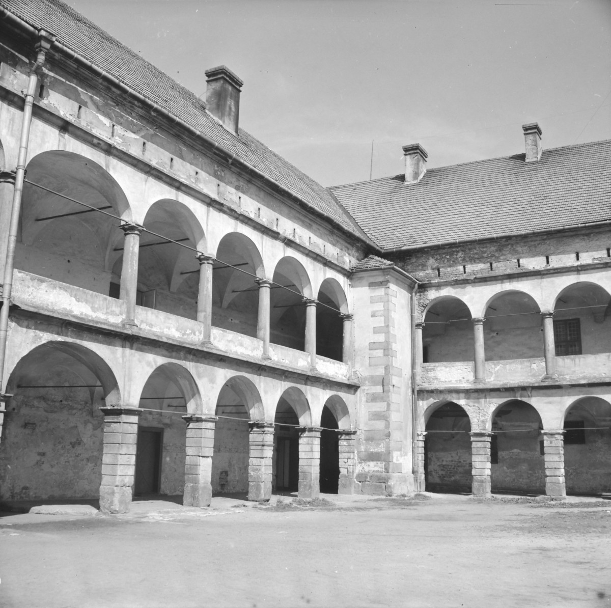 zamek królewski - dziedziniec arkadowy - krużganki - fragment, skan 1