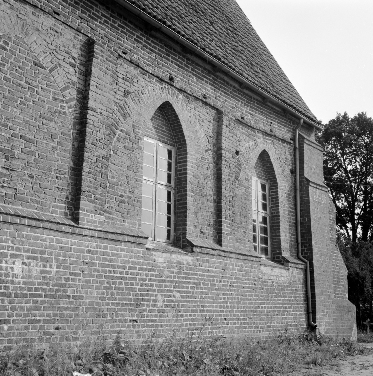 kościół filialny pw. św. Jakuba - elewacja południowa, fragment, skan 1