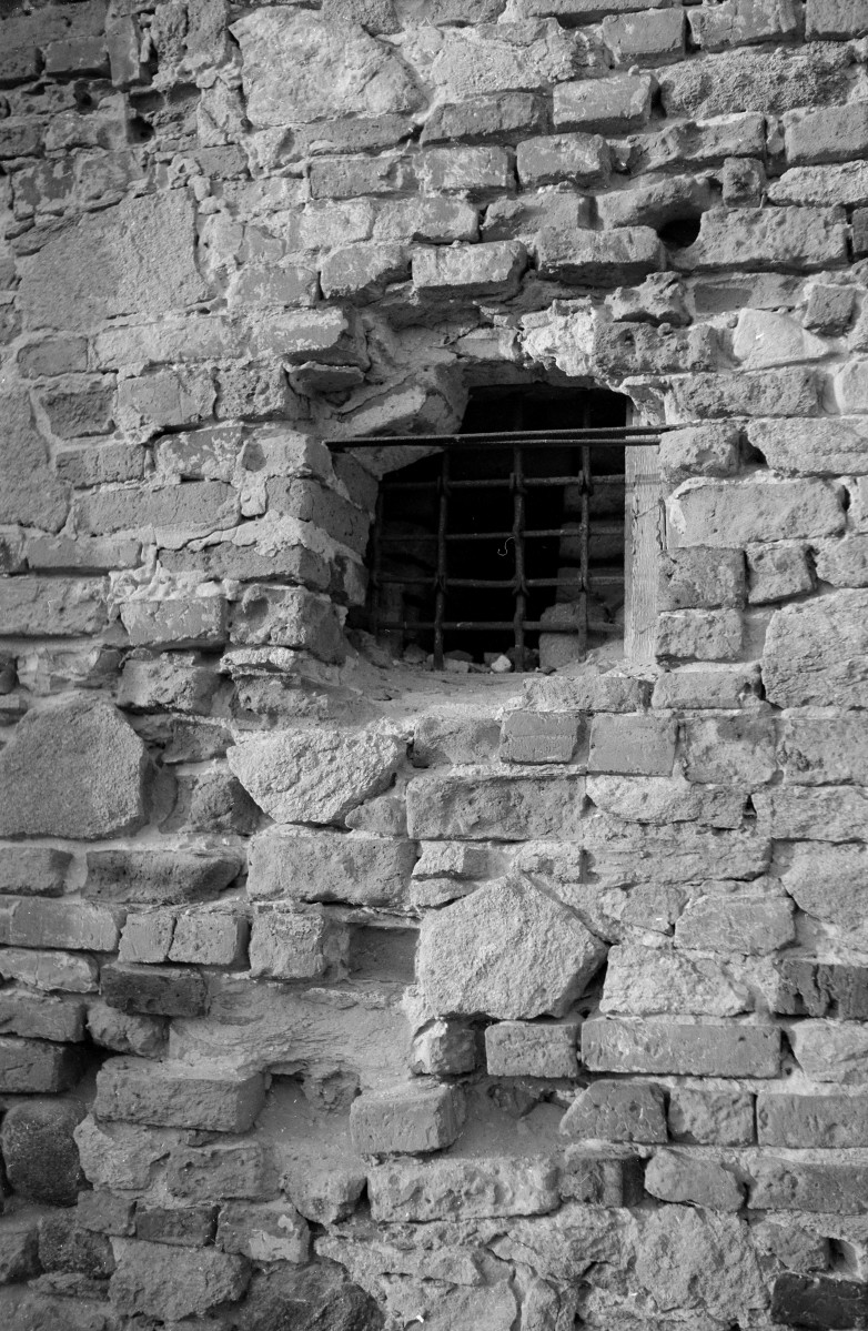 opactwo cysterskie - fragment ruin klasztoru, okno od północnego-zachodu, skan 1