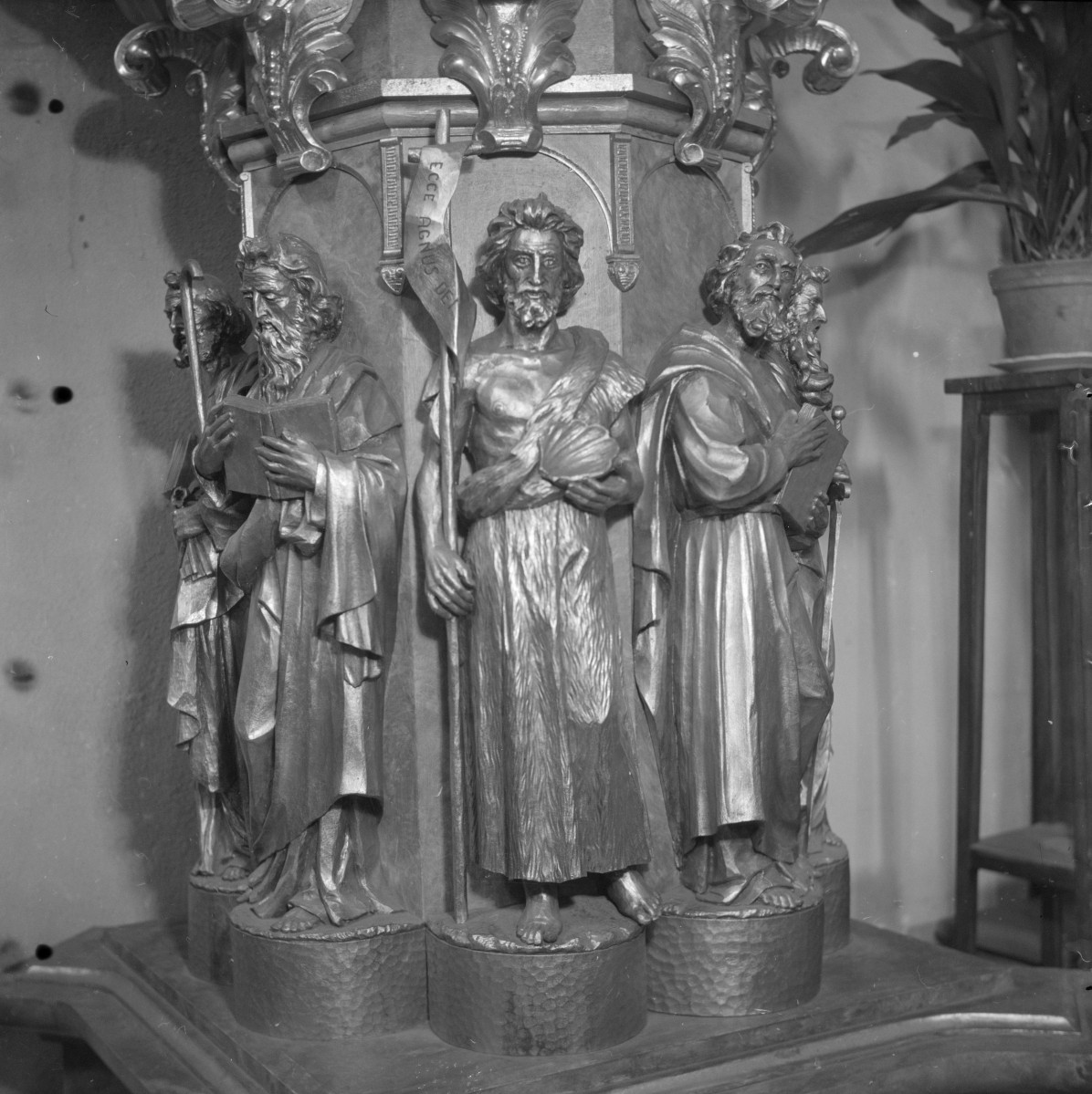 kościół franciszkanów - ambona, rzeźby, skan 1