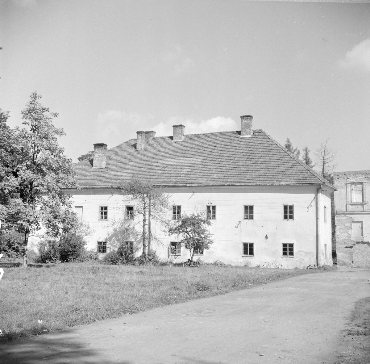 oficyna (lewa) w zespole pałacowo-parkowym  - elewacja boczna, skan 1