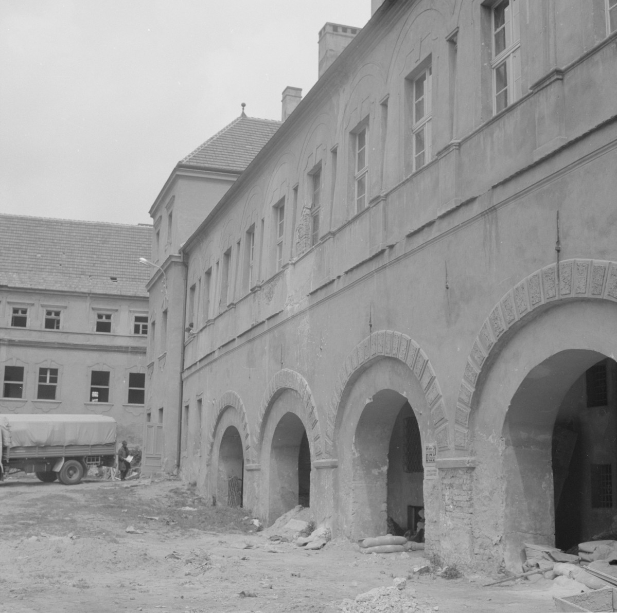 zamek Oppersdorffów - zamek dolny - dziedziniec - skrzydło północne, skan 1