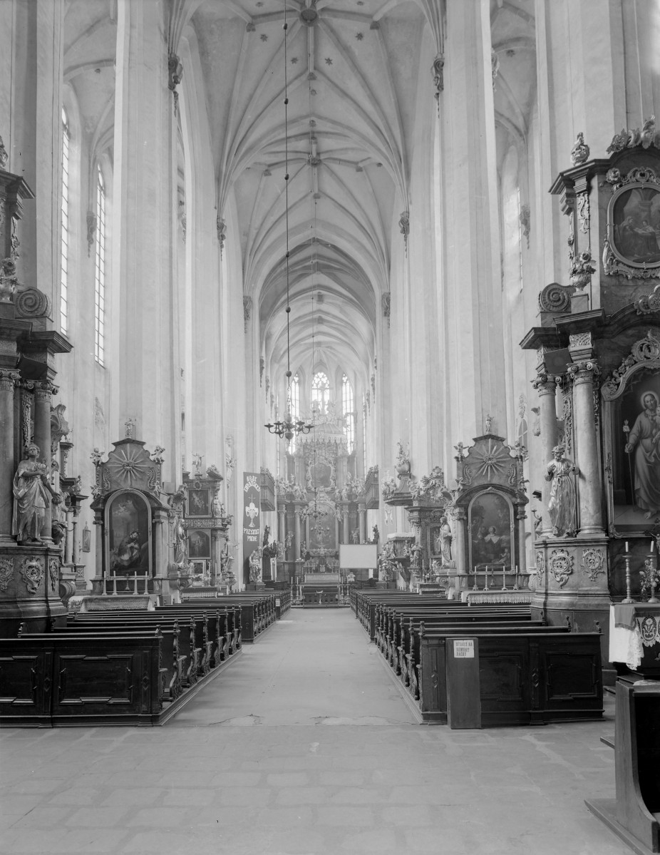 kościół klasztorny augustianów eremitów, ob. parafialny pw. św.św. Wacława, Doroty i Stanisława - wnętrze: widok na ołtarz główny, skan 1