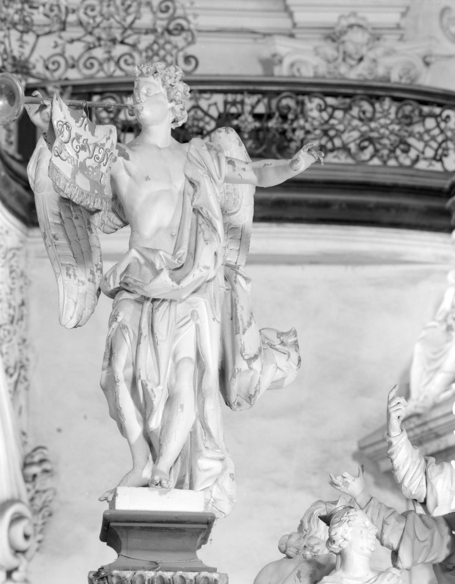 kościół, ob. parafialny pw. Wniebowzięcia Najświętszej Marii Panny - wnętrze: rzeźba anioła ze zwieńczenia stall, skan 1