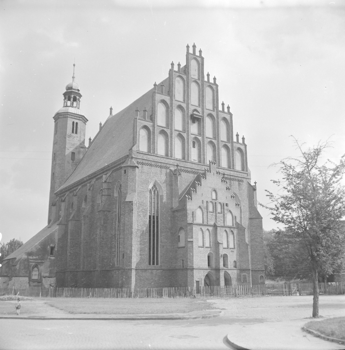 kościół pw. Najświętszego Serca Pana Jezusa - elewacja frontowa, skan 1