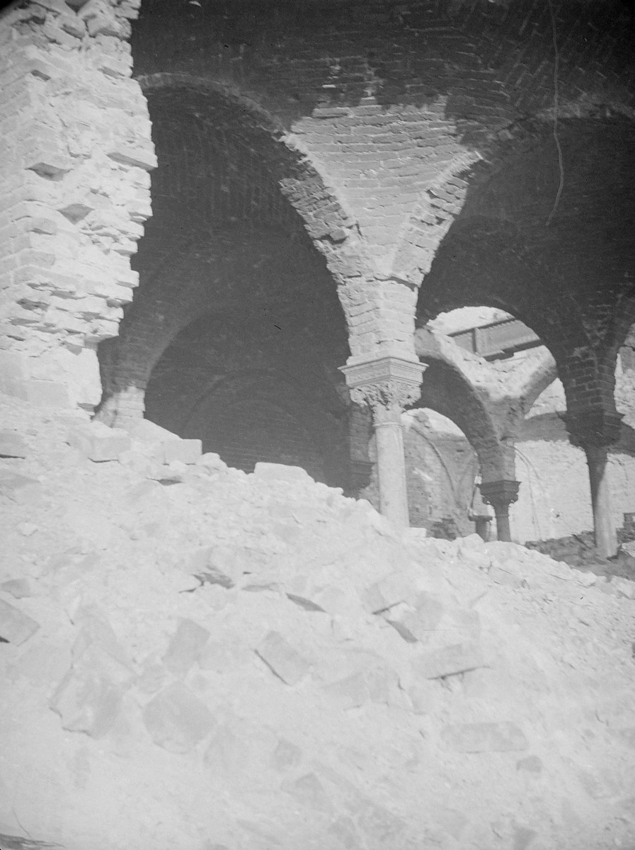 Ratusz dawny pałac Jabłonowskich - fragment ruin. Sklepienia krzyżowe., skan 1