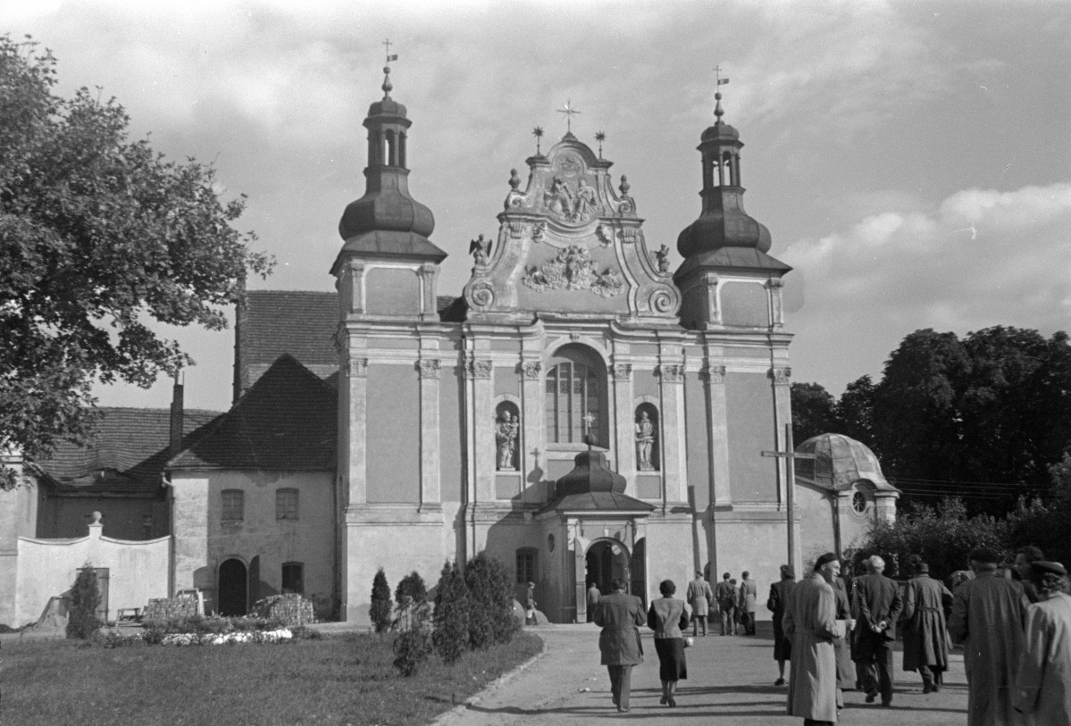 elewacja frontowa bazyliki Świętej Trójcy i Najświętszej Marii Panny w Strzelnie, skan 1