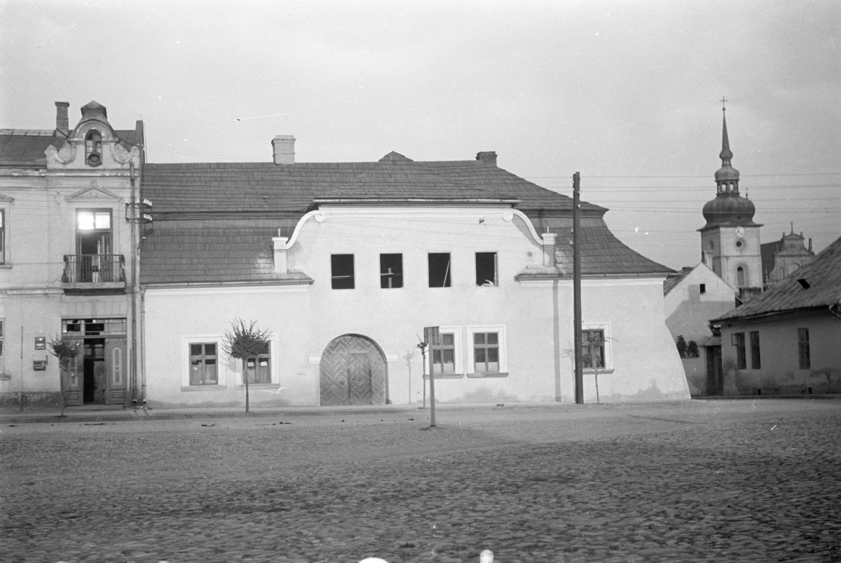 dom przy rynku- elewacja frontowa, skan 1