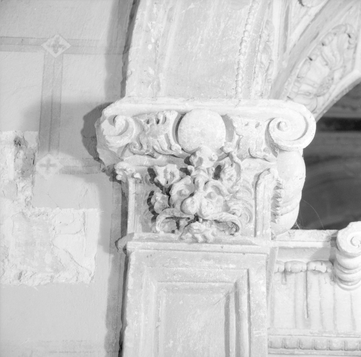 kościół pw. św. Mikołaja - Kaplica Firlejów - wnętrze - arkada wejściowa z bramą - głowica pilastra, skan 1