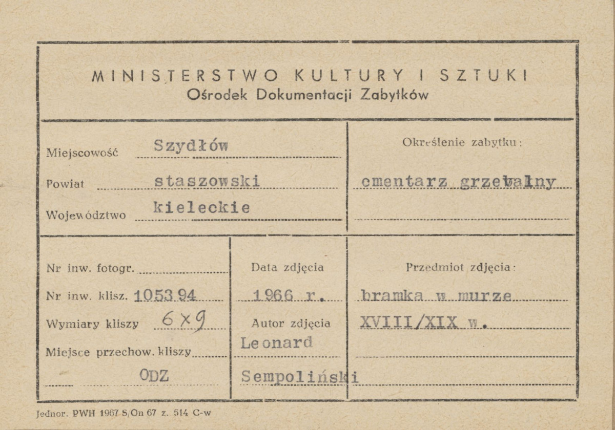 Cmentarz przy kościele św. Ducha - widok na bramkę w murze - metryczka, skan 1