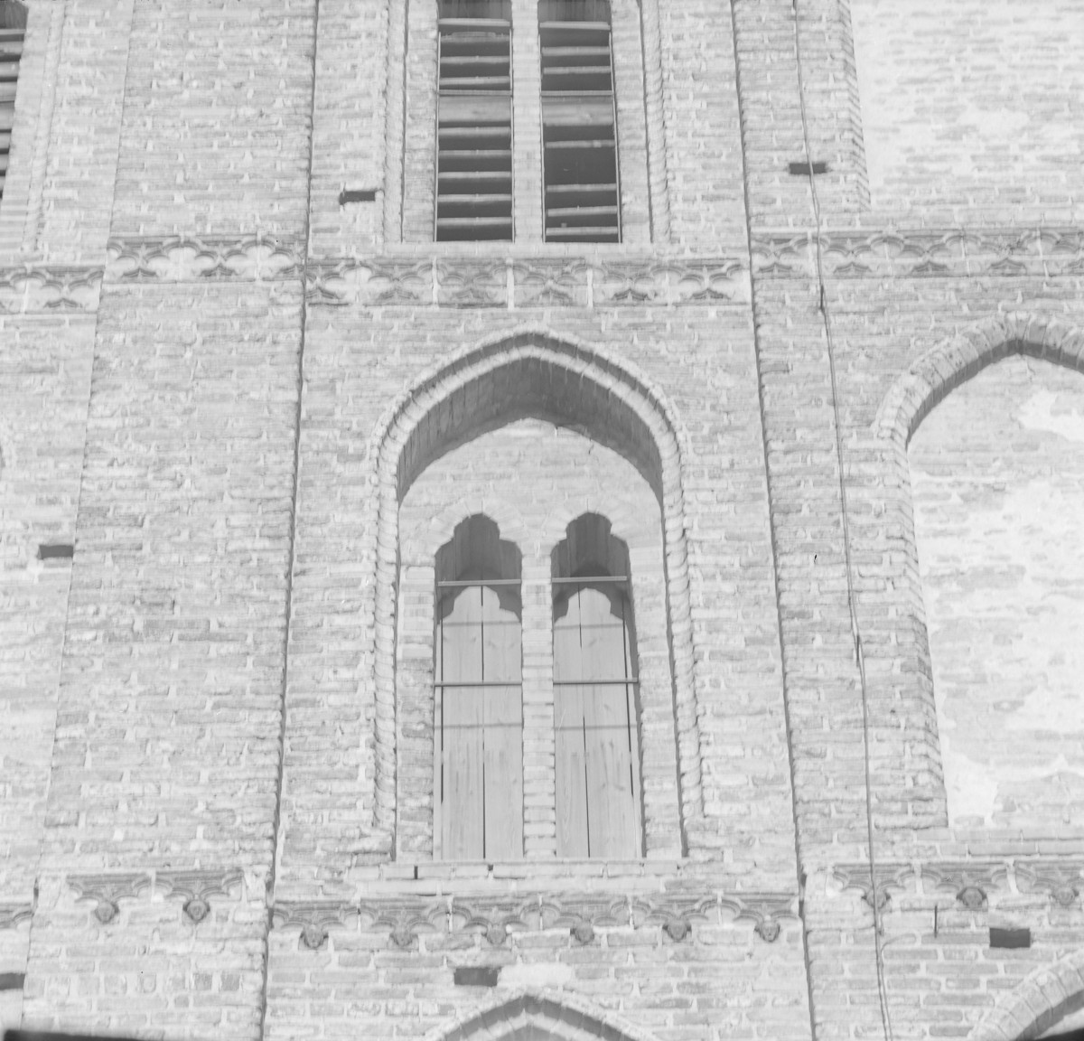 Kościół Wniebowzięcia Najświętszej Maryi Panny - fragment fasady wieży od strony zach. z oknem typu biforium., skan 1