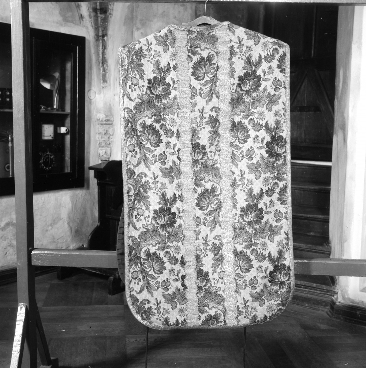 kościół pw. Wniebowzięcia Najświętszej Maryi Panny - zbiory - ornat z XVIII w., skan 1