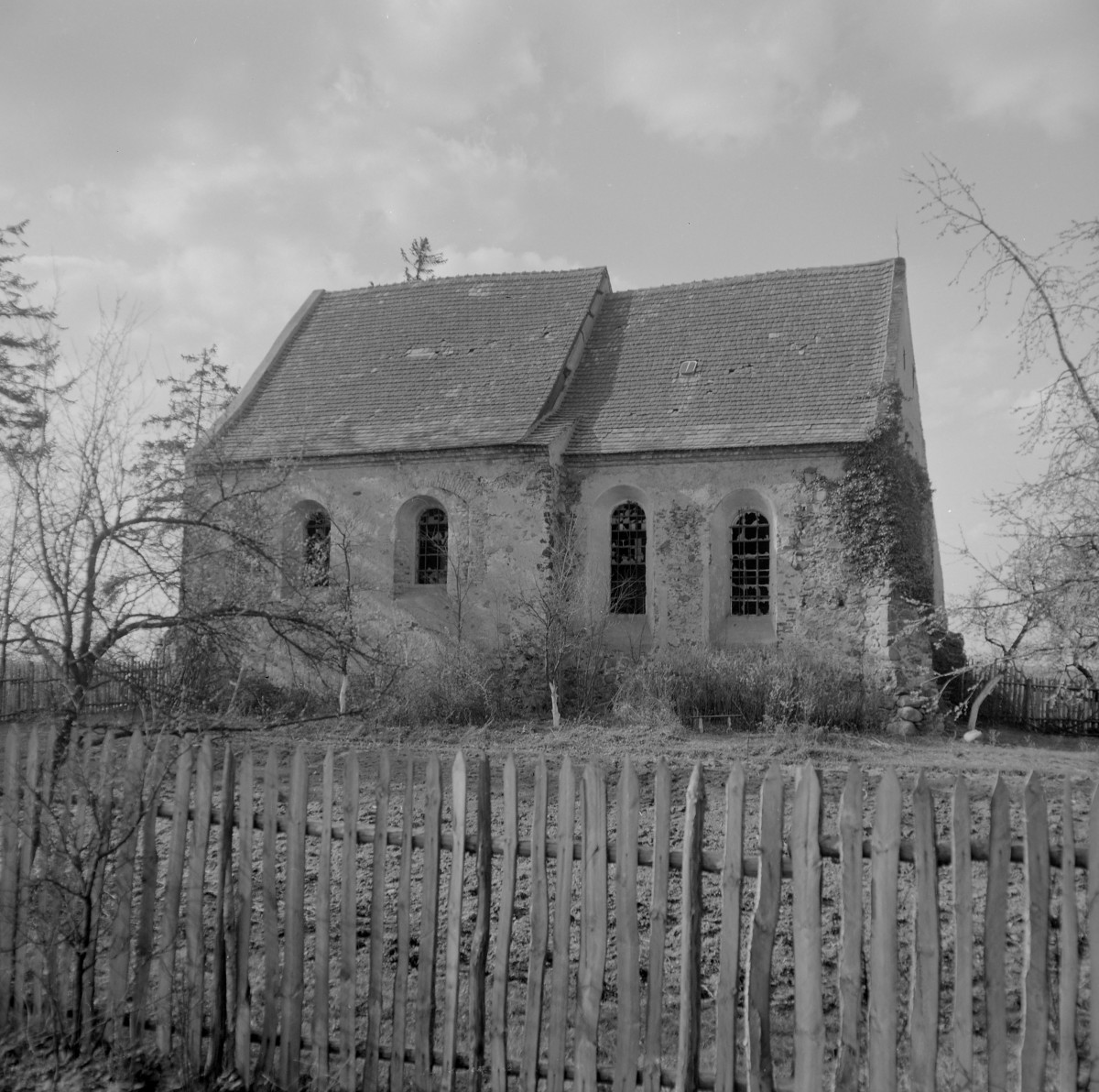 kościół filialny pw. św. Bartłomieja, tzw. "stary" XII-XVI/XVII w. - widok od południa, skan 1