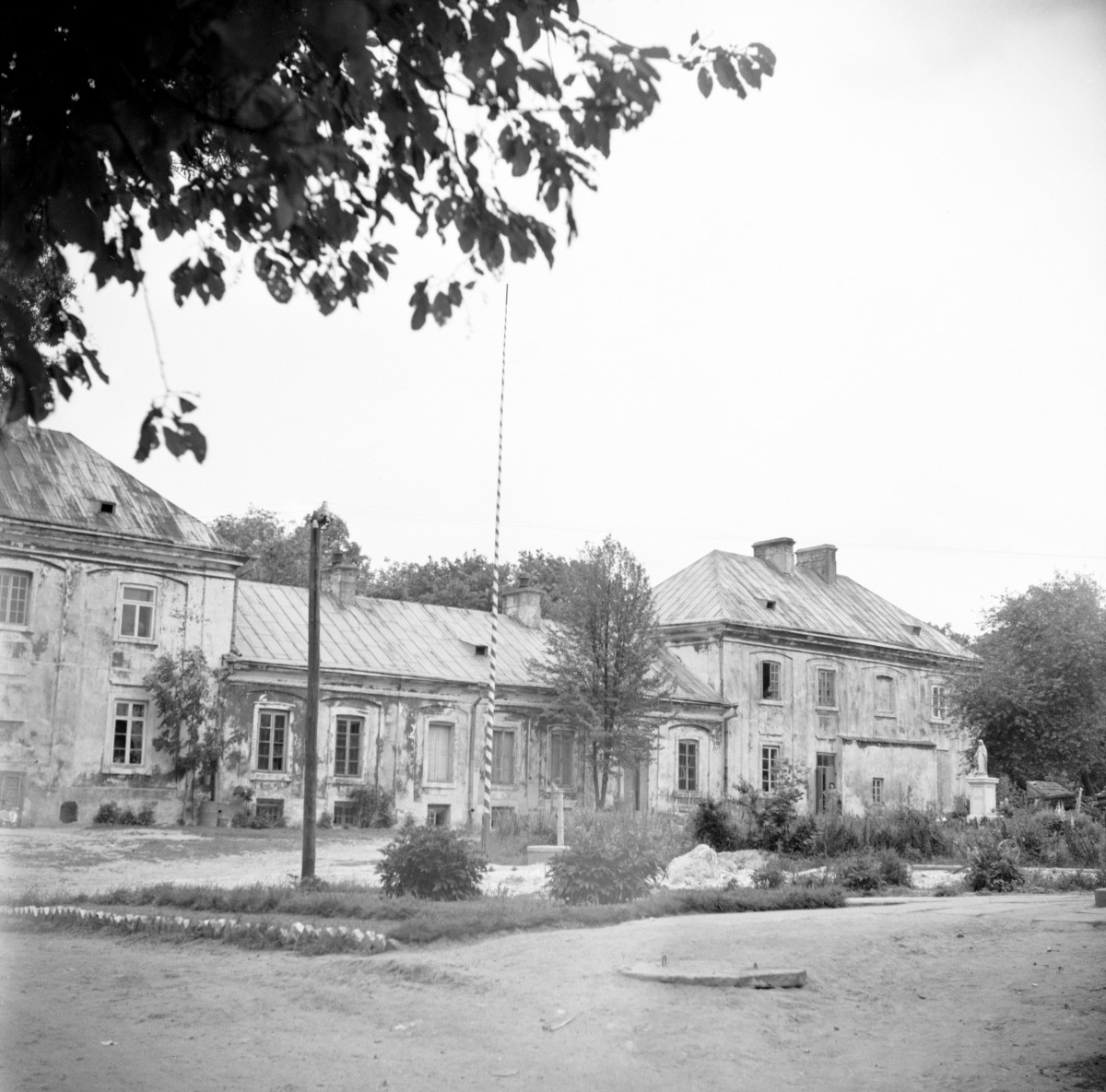 dawny pałac biskupów - skrzydło pałacowe, elewacja od strony dziedzińca, skan 1