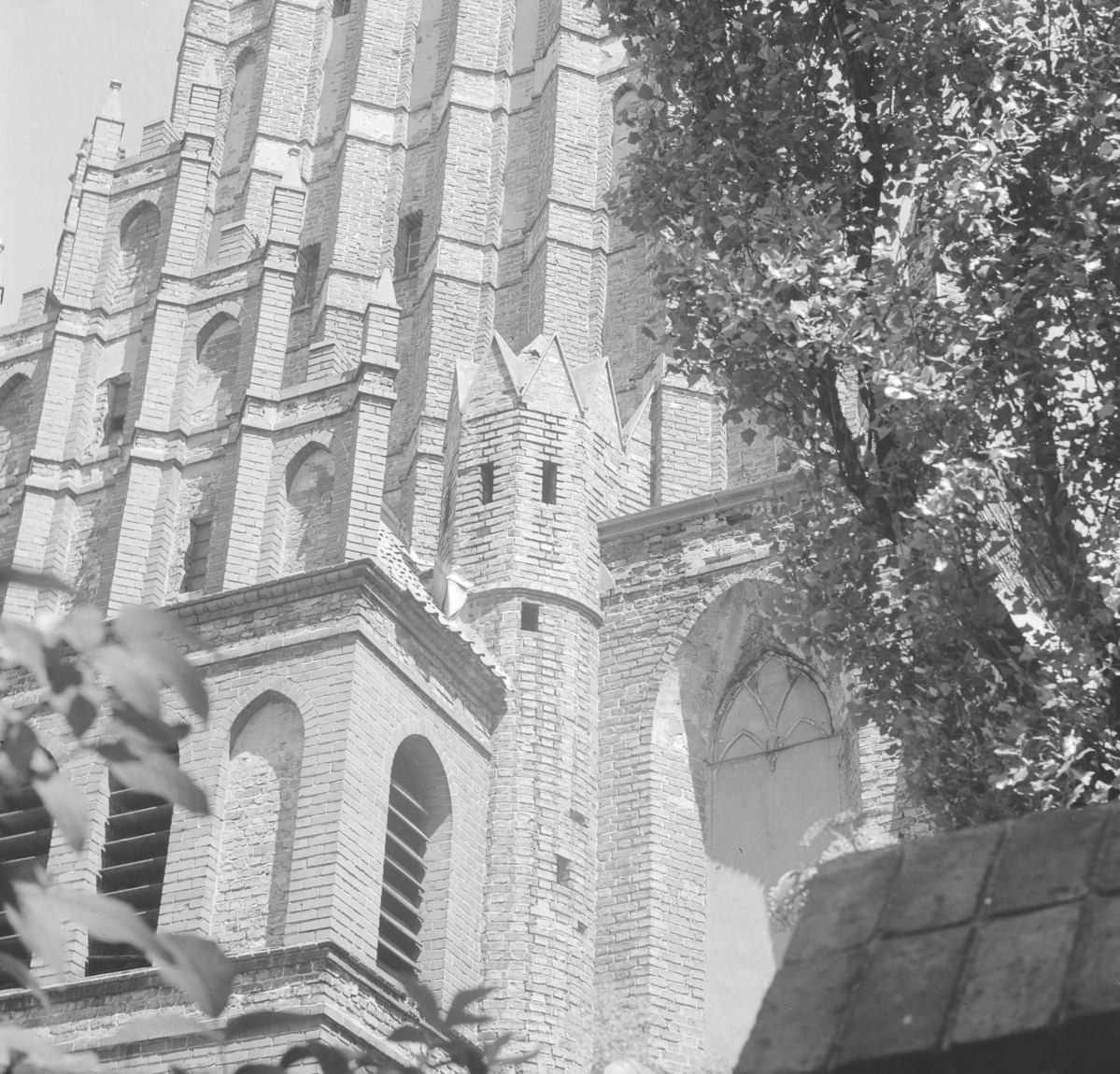 Kościół św. Piotra i św. Pawła - fasada z fragmentem szczytu zach., zamurowana blenda po oknie ostrołukowym., skan 1