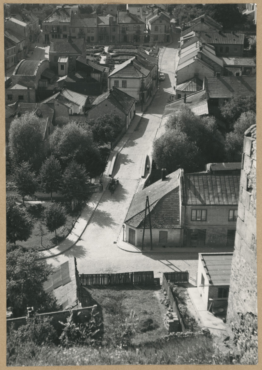 Widok z góry zamkowej na fragment miasta, skan 1