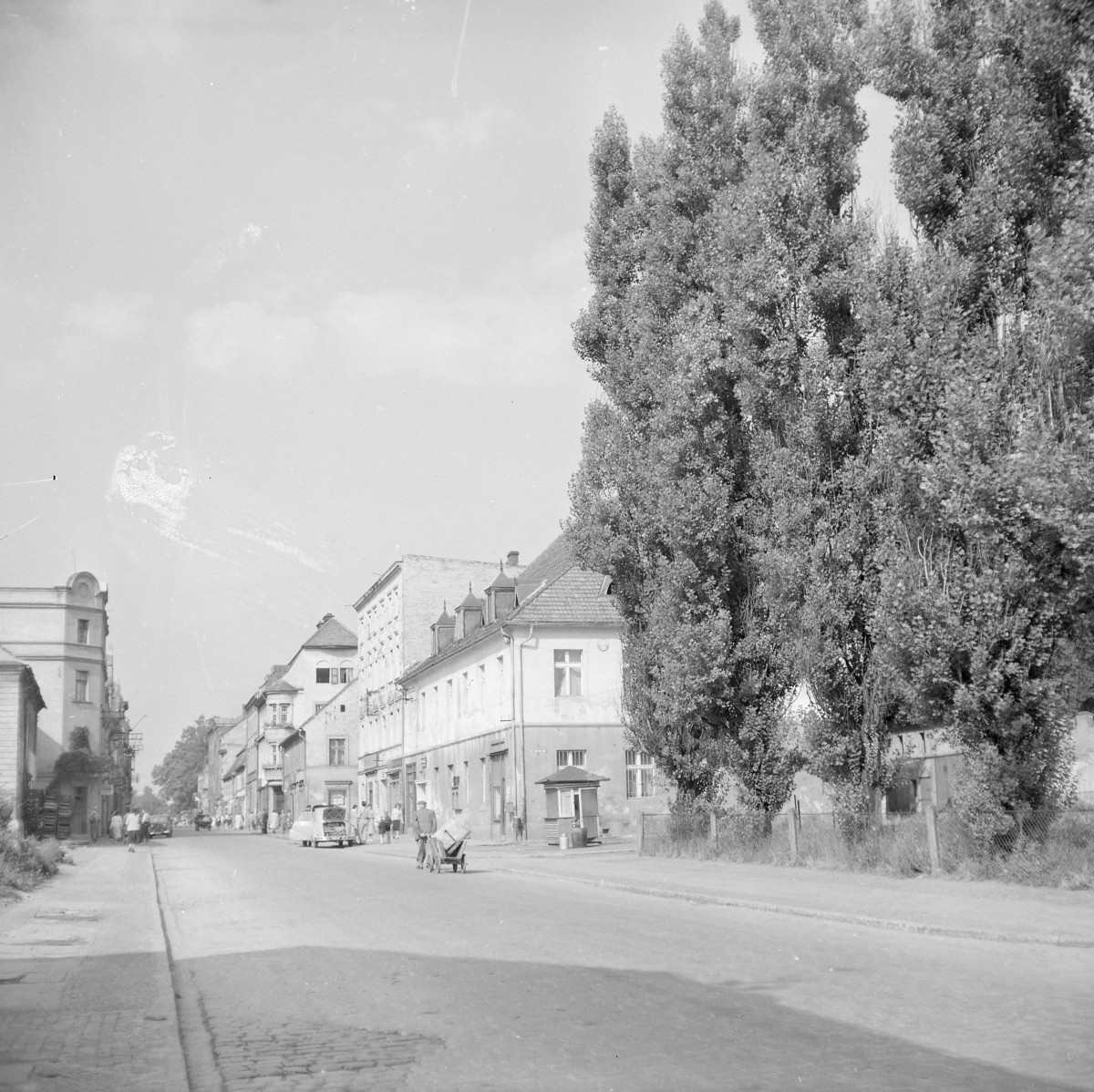 Fragment zabudowy miejskiej. Kamienice. Oś widokowa ulicy., skan 1