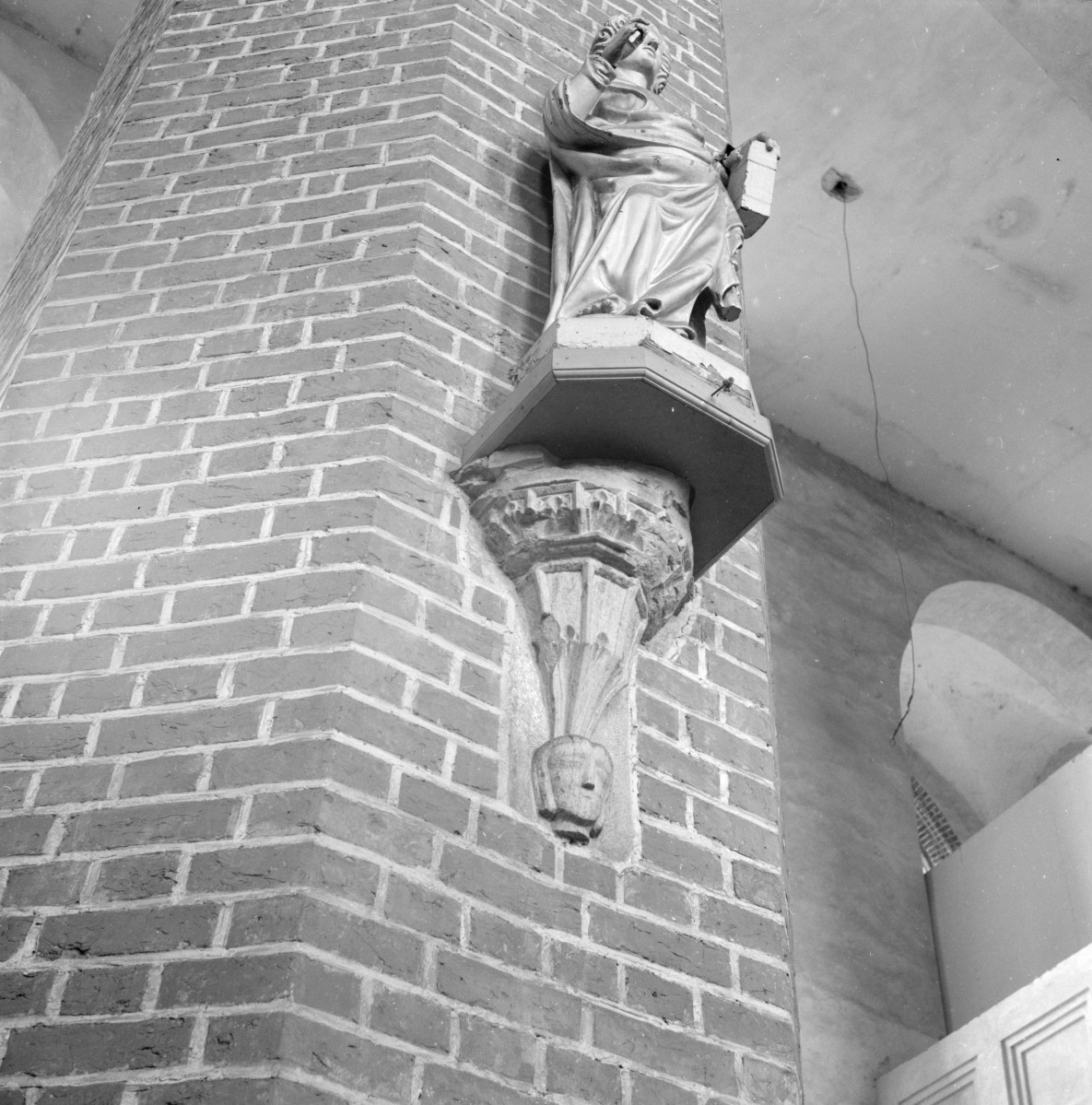 kościół rzymskokatolicki, ob. katedra pw. św. Mikołaja - wnętrze: wspornik na filarze, skan 1