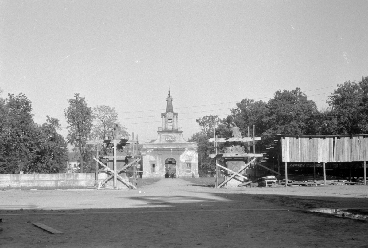 pałac Branickich - brama, skan 1