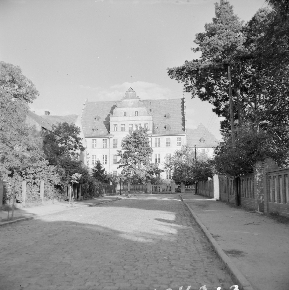 budynek szkoły podstawowej /ob. liceum/ - elewacja frontowa, skan 1