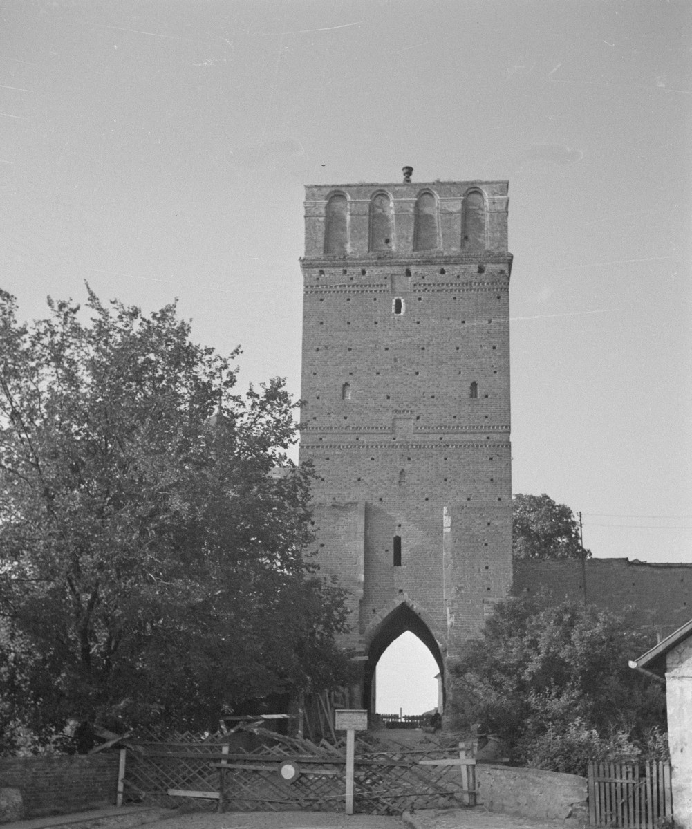 brama opatowska - elewacja płd. widok ogólny, skan 1