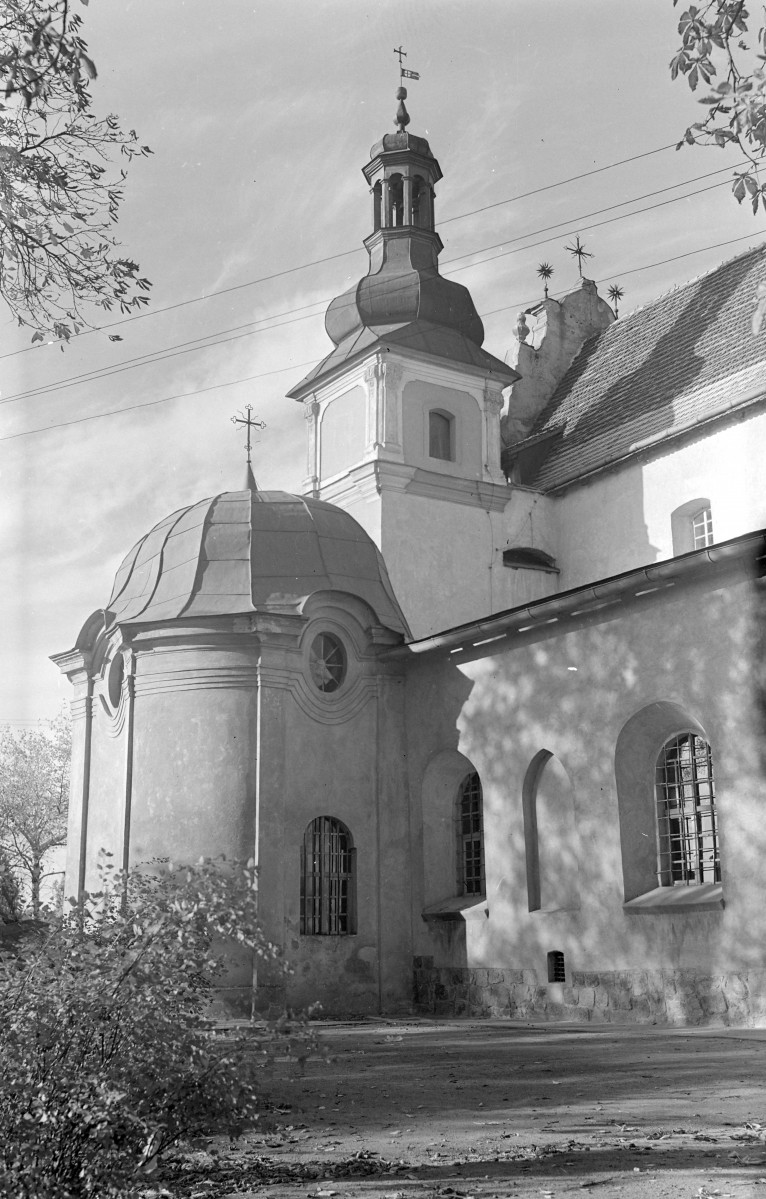 kościół, ob. parafialny pw. Świętej Trójcy - elewacja południowa od strony zachodniej, skan 1