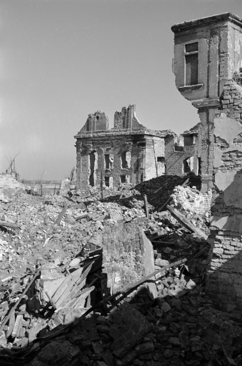 Rynek Nowego Miasta. Fragment ruin kościoła. , skan 1