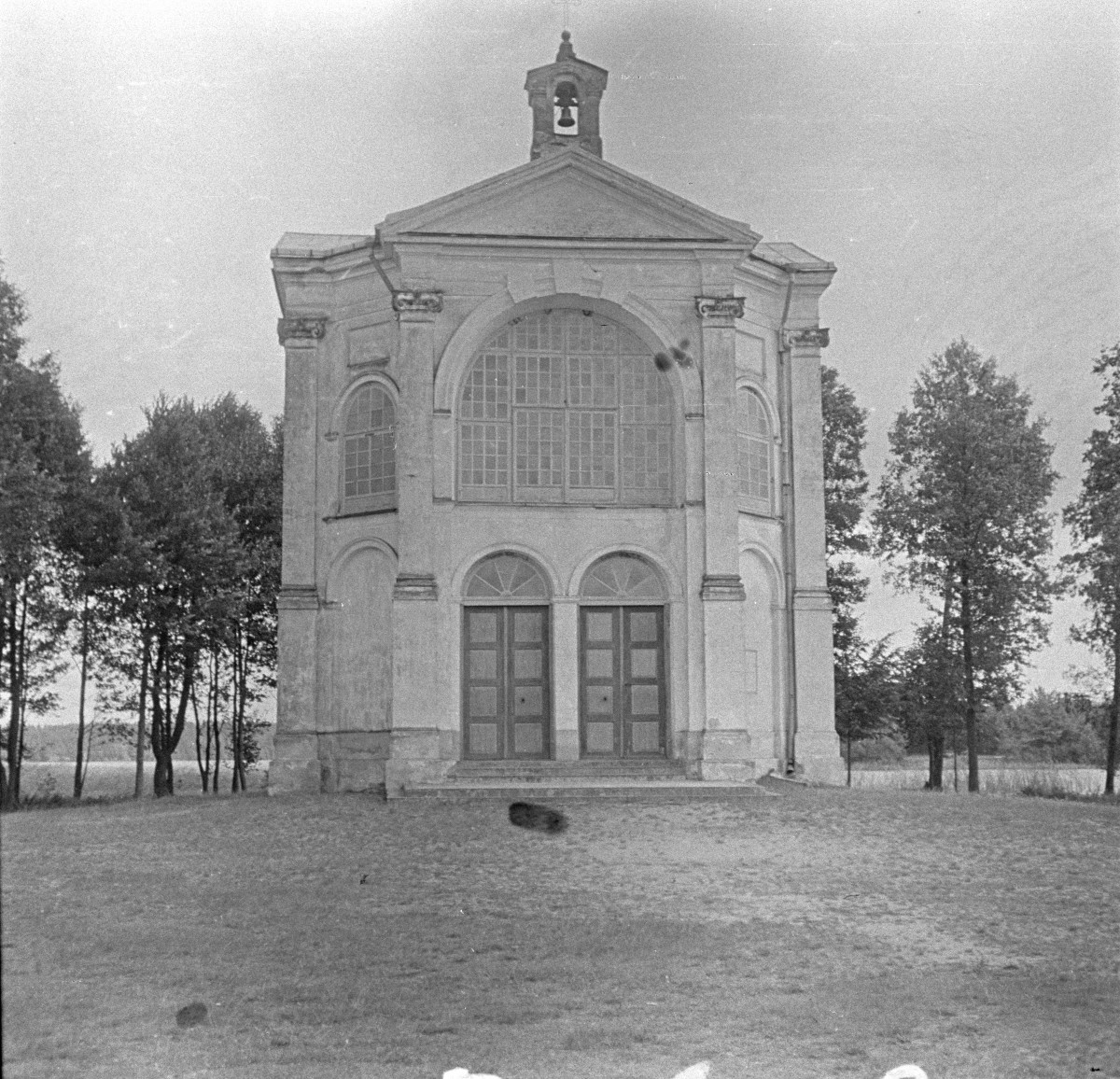 kaplica Matki Boskiej na wyspie - elewacja frontowa, skan 1