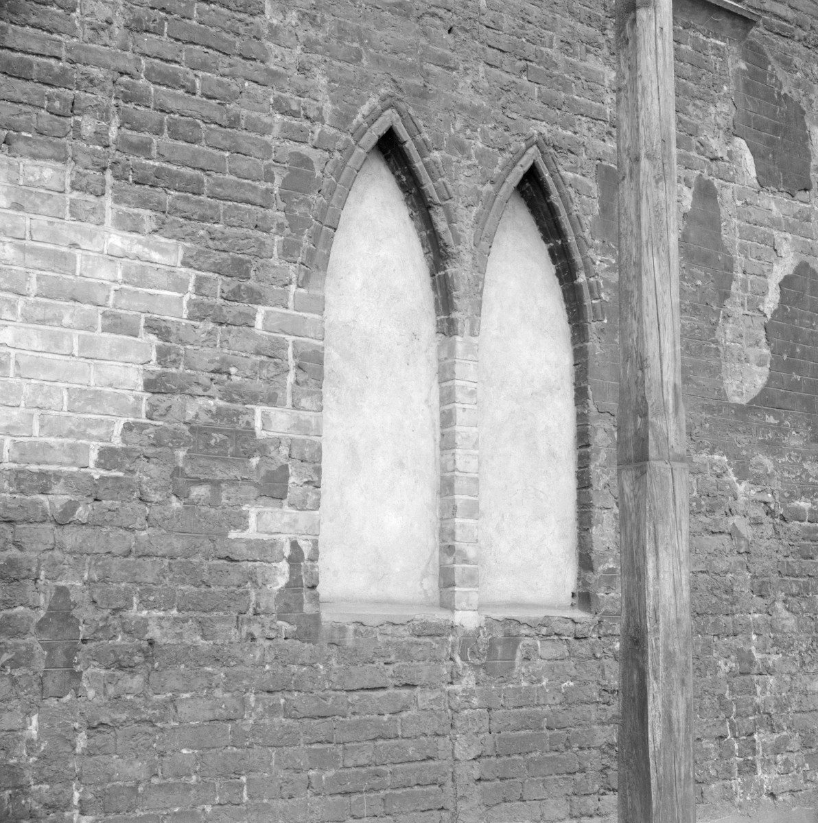 kościół rzymskokatolicki, ob. katedra pw. św. Mikołaja - elewacja wschodnia, okna bliźnie, skan 1