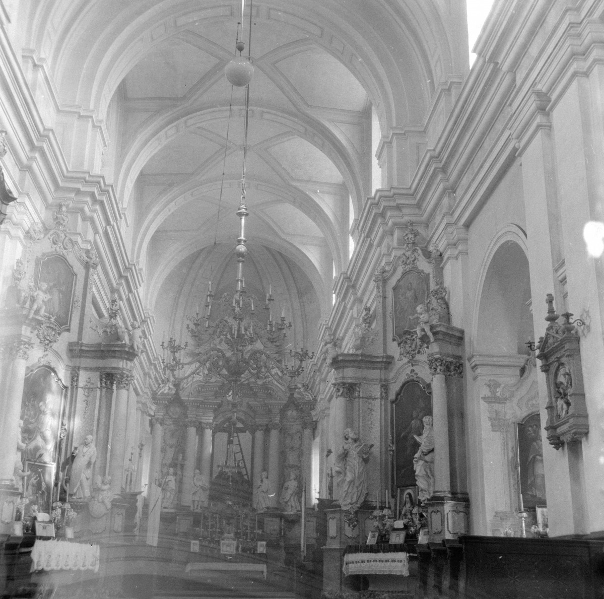 kościół pw. MB Bolesnej - wnętrze - prezbiterium, skan 1