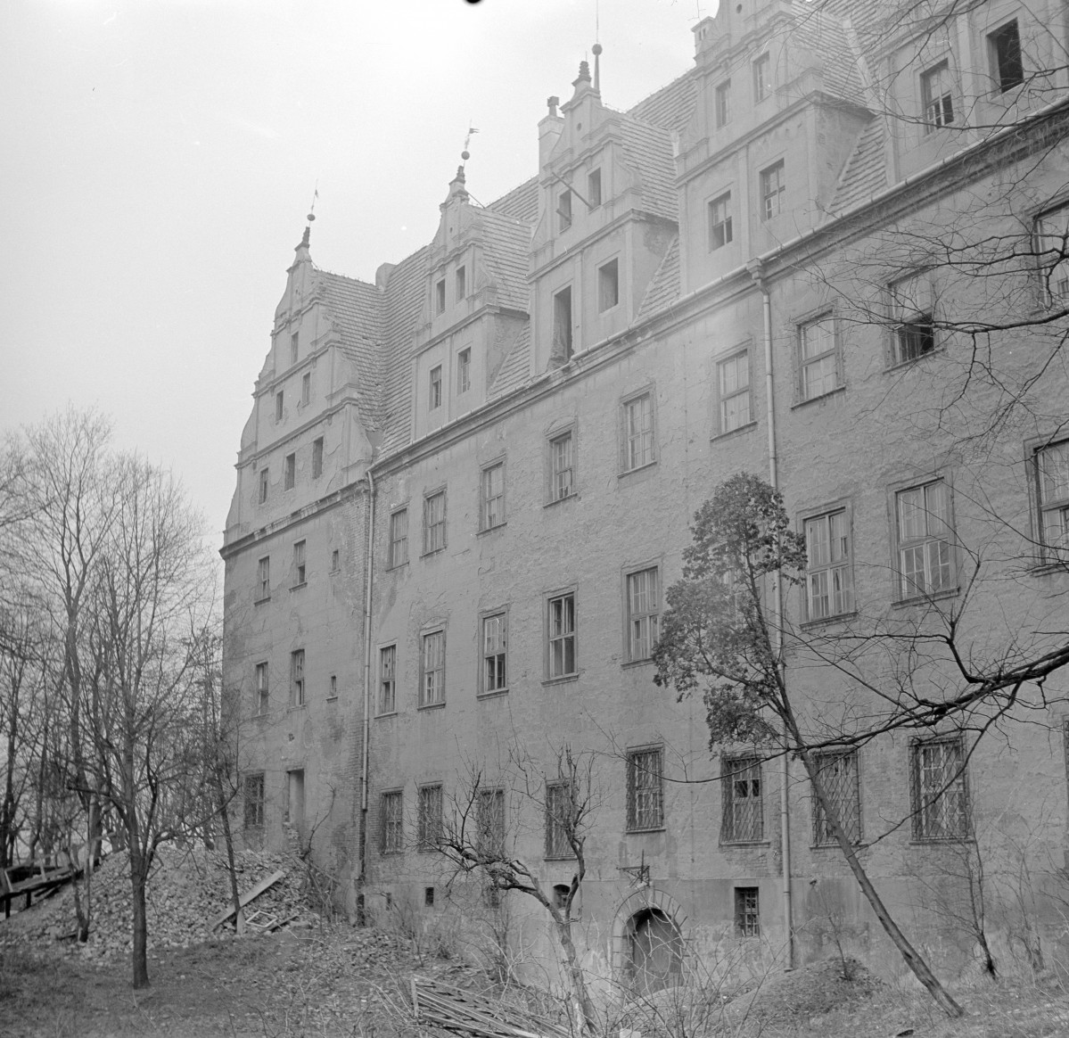 zamek Książąt Oleśnickich - widok od południowego - zachodu, skan 1