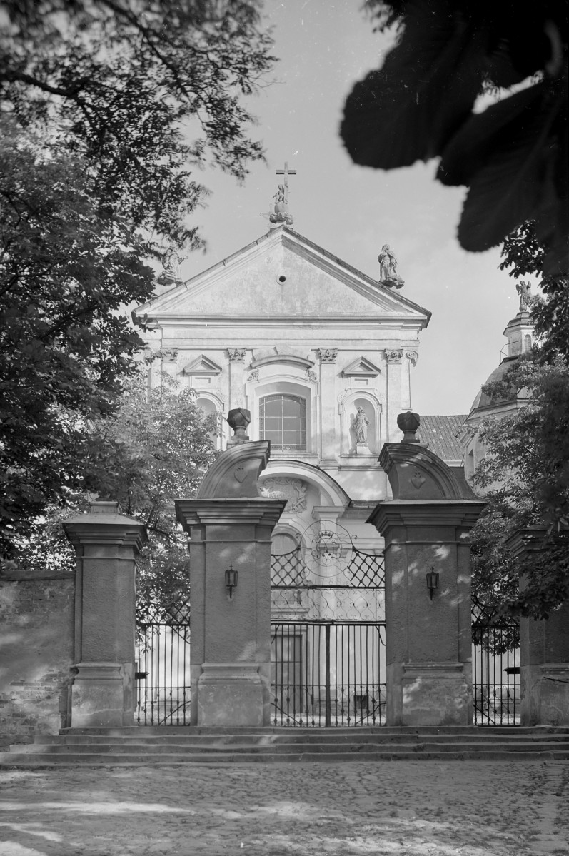 zespół klasztorny Filipinów, kościół, obecnie parafialny pw. św.św. Filipa Neri i Jana Chrzciciela  - elewacja zachodnia, skan 1