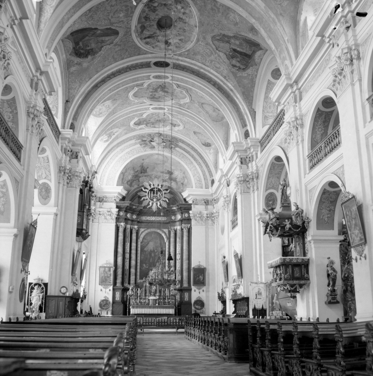 kościół parafialny pw. św.św. Mikołaja i Franciszka Ksawerego - wnętrze, ołtarz główny, sklepienie, skan 1