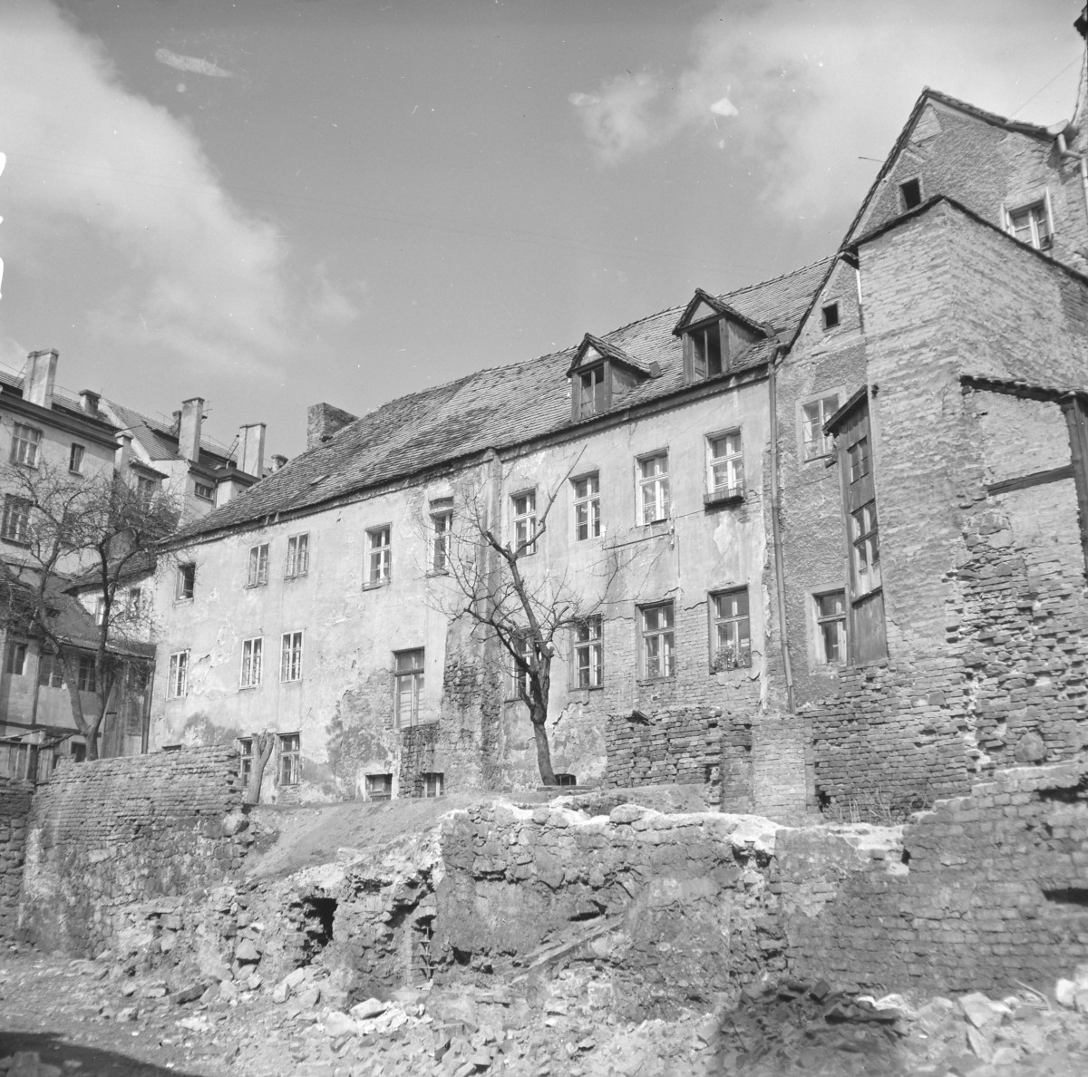 zabudowa miasta - kamienica - elewacja, skan 1