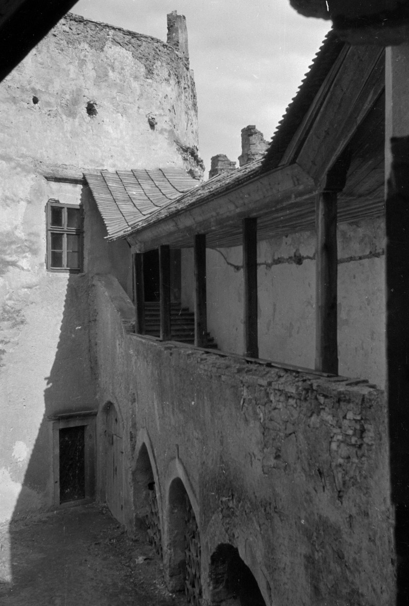 zamek - fragment dziedzińca, skan 1