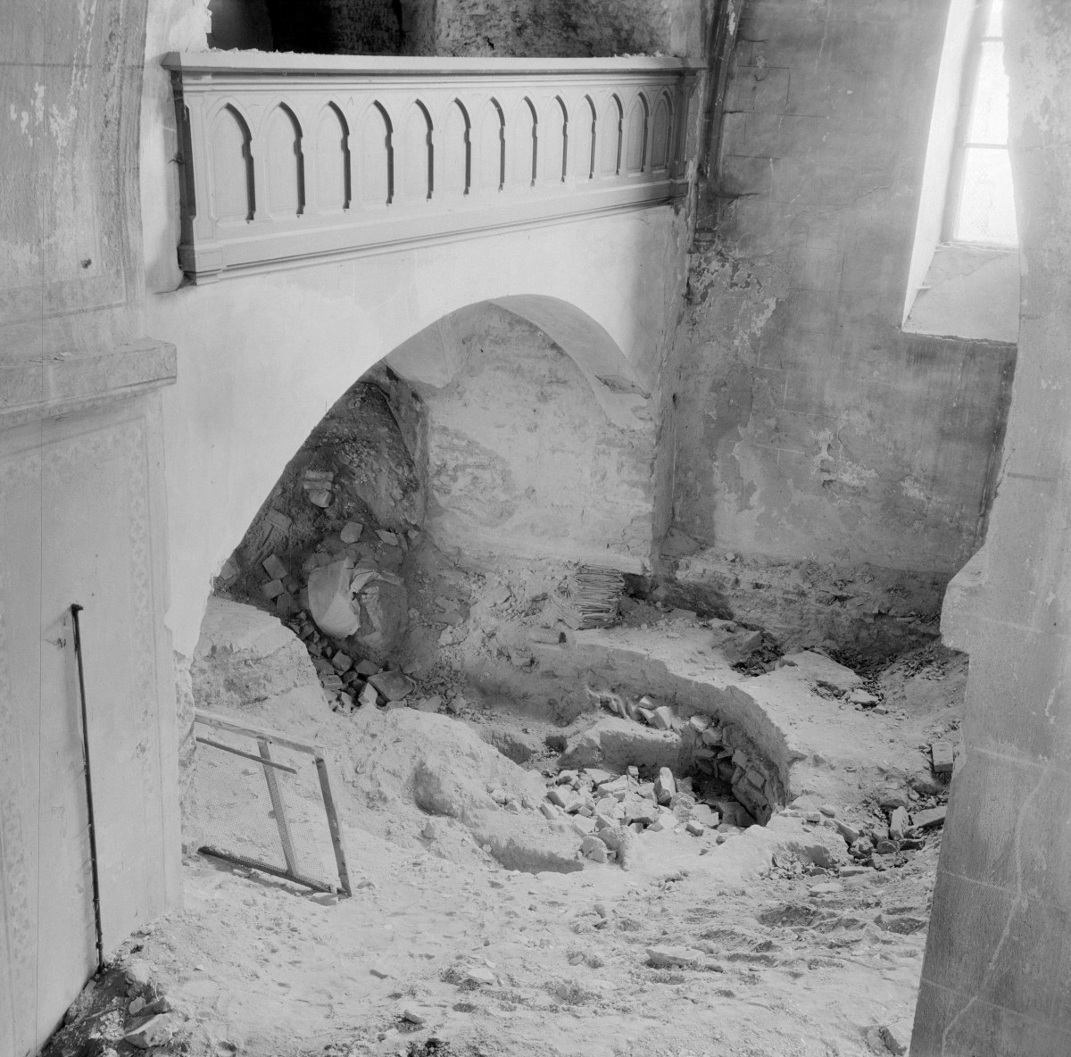 kościół pw. św. Gotarda /rotunda/ - wnętrze - fundamenty pierwotnego prezbiterium /apsydy/, skan 1